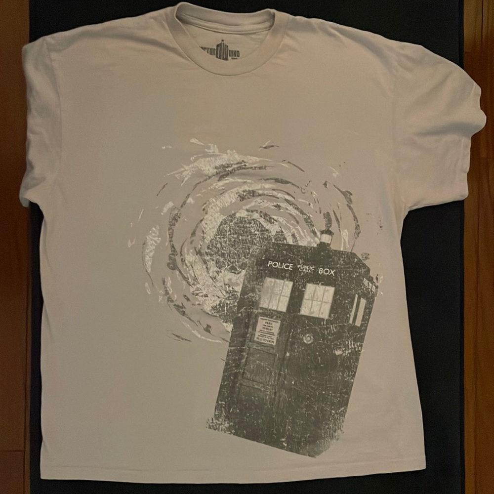 Dr. Who t-shirt in light grey, sz XL, official BBC merch, EUC, worn only twice.